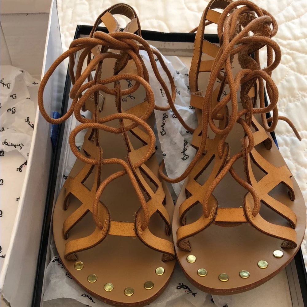 New quipid sandals